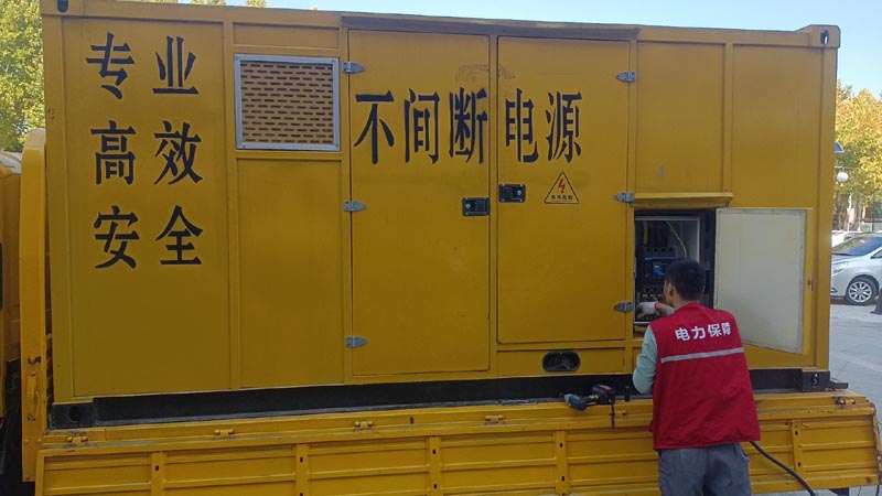 扎鲁特柴油发电机组和UPS电源配合使用时，如何避免切换过程中的电力中断？